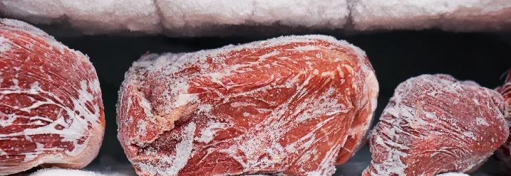 Gefrorenes Fleisch im Gefrierschrank